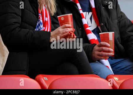 Spettatori con sciarpe e bicchieri FCB FC Bayern Monaco, donna, uomo, dettaglio, logo, Allianz Arena, Monaco, Baviera, Germania, Europa Foto Stock