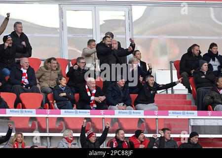 Festeggiamenti in gol negli stand: Stefan Effenberg, Uli Hoeneß, Oliver Kahn Presidente del Consiglio di Amministrazione del FC Bayern Monaco FCB Direttore sportivo Hasan Salihamidz Foto Stock