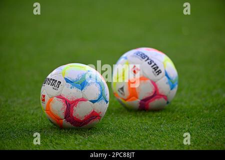 Le palle di partita Adidas Derbystar si trovano sull'erba, Allianz Arena, Monaco, Baviera, Germania, Europa Foto Stock