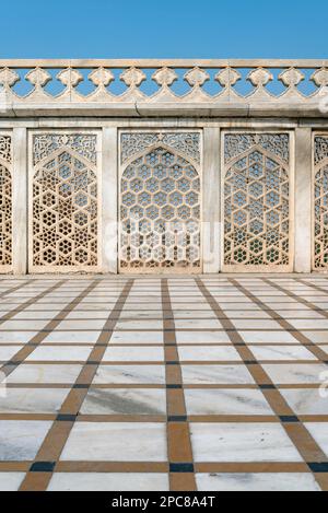 Pavimento di marmo e recinzione ornata, Sheesh Mahal Palace, Agra Fort, India Foto Stock