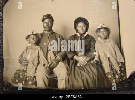 Soldato afro-americano non identificato in uniforme dell'Unione con moglie e due figlie. Liljenquist Family Collection of Civil War Photographs , pubblicato in: Kelbuagh, Ross J. The Civil War in Maryland: Rare fotografie delle collezioni della Maryland Historical Society e dei suoi membri. Baltimora, M.: Toomey Press, 2006, pag. 36, pubblicato in: Woodhead, Enrico. Echi di Gloria. Alessandria, V.: Time-Life Books, 1991, pag. 13, pubblicato in: Capitolo 'afroamericani' del ebook grandi fotografie dalla Biblioteca del Congresso, 2013, pubblicato in: Owens, David. Esplosione dal passato!! Monte Vernon Foto Stock