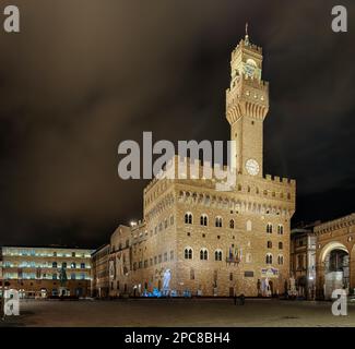 Fontana del Nettuno Palazzio Vecchio Panorama illuminato Firenze Foto Stock