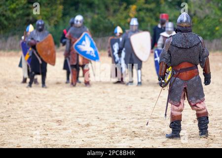 Luzarches, Francia - 13 2019 ottobre: Uomini vestiti come cavalieri durante l'annuale festa 'Médiévales'. In autunno, in molte città medievali in Francia, festa Foto Stock