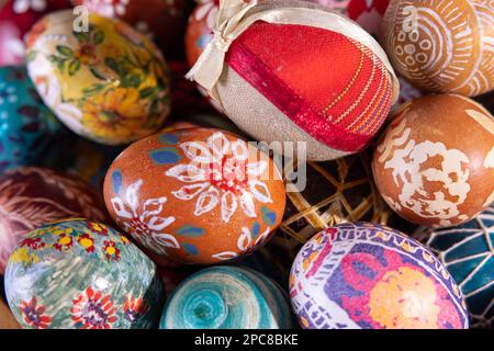 Vista ravvicinata dalla cima delle uova di Pasqua dipinte in vari motivi. Foto Stock