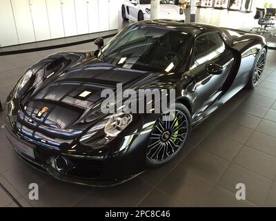 Porsche 918 ibrida, plug-in ibrida, 887 cv, due motori elettrici, auto super sportiva, auto sportiva, motorizzazione intermedia, cerchi, cerchi in lega Foto Stock