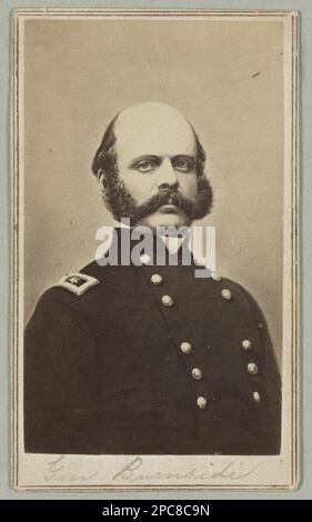 Generale Ambrose E. Burnside, testa-e-spalle ritratto, rivolto leggermente a destra, indossando uniforme militare. Titolo ideato dallo staff della Biblioteca, esposto: 'La guerra civile in America' alla Biblioteca del Congresso, Washington, D.C, 2013. Burnside, Ambrose Everett, 1824-1881, generali, Unione, 1860-1870, Stati Uniti, Storia, Guerra civile, 1861-1865, Personale militare, Unione. Foto Stock
