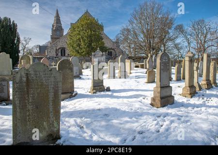 Cimitero della Cattedrale di St Machar nella neve, Old Aberdeen, Aberdeen, Scozia, Regno Unito Foto Stock