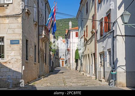 Vicolo con vecchie case nel centro storico della città di Cres sull'isola di Cherso, Baia del Quarnero, Contea di Primorje-Gorski Kotar, Croazia Foto Stock