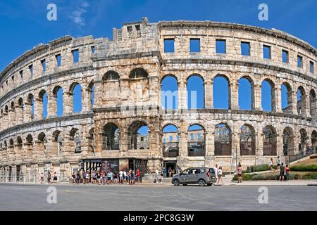 Le mura ad arco restaurate dell'Arena di Pola / Pulska Arena, anfiteatro romano nella città di Pola / Pola, Istria County, Croazia Foto Stock