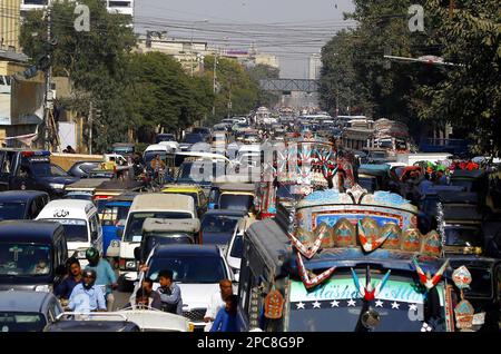 Vista di ingorgo del traffico a causa di negligenza del personale della polizia stradale e parcheggio illegale, bisogno di attenzione del reparto interessato, situato sulla strada M.A Jinnah vicino al mercato della luce a Karachi il Lunedi, 13 marzo 2023. Foto Stock