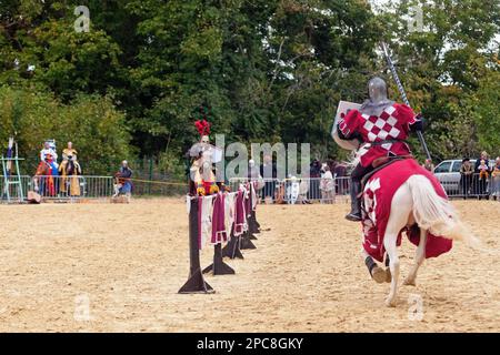 Luzarches, Francia - 13 2019 ottobre: Due uomini vestiti come cavalieri che si agguantano sui loro cavalli durante la festa annuale 'Médiévales'. In autunno, in molti m Foto Stock