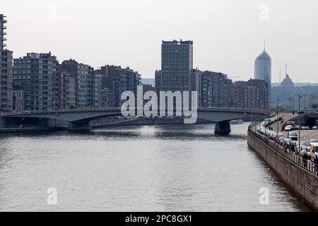 Liegi, Belgio - Agosto 27 2017: Il J.F. Kennedy Bridge (Pont J.F. Kennedy) attraversando il fiume Mosa con dietro, la finanza federale del servizio pubblico Foto Stock