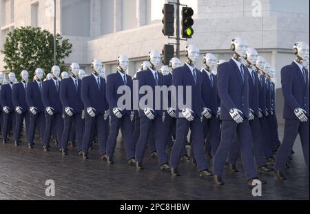 Robot umani che camminano lungo la strada. Illustrazione 3D Foto Stock