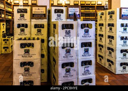Birreria del monastero di Neuzelle. Oltre 40 tipi di birra, dalla tradizionale pilsner alla birra leggera, alle birre artigianali con additivi come succo di ciliegia, alghe o patate, fanno parte dell'assortimento della fabbrica di birra Klosterbrauerei Neuzelle, Germania Foto Stock