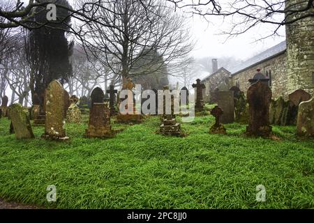 Il cimitero di St. Chiesa parrocchiale di Dennis, Cornovaglia, Regno Unito - John Gollop Foto Stock