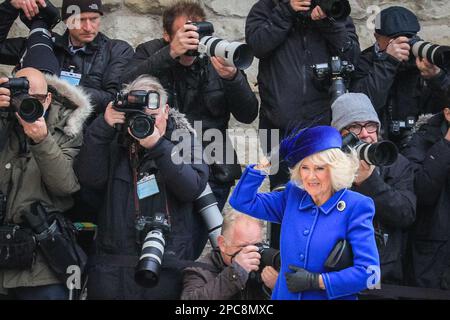 Londra, Regno Unito. 13th Mar, 2023. Camilla tiene il cappello nel tempo ventoso. Re Carlo e Camilla, la regina Consort. Politici, reali e ospiti arrivano e partono dal Commonwealth Service di oggi che si tiene presso l'Abbazia di Westminster nel centro di Londra Credit: Imageplotter/Alamy Live News Foto Stock