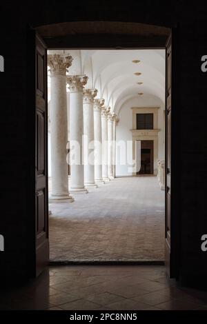 Veduta esterna del cortile del Palazzo Ducale di Urbino, antica residenza rinascimentale dei duchi di Montefeltro Foto Stock