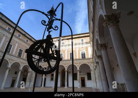 Veduta esterna del cortile del Palazzo Ducale di Urbino, antica residenza rinascimentale dei duchi di Montefeltro Foto Stock