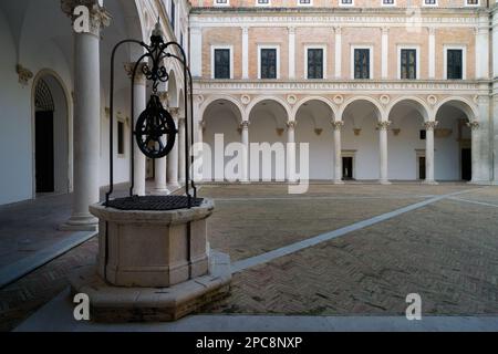 Veduta esterna del cortile del Palazzo Ducale di Urbino, antica residenza rinascimentale dei duchi di Montefeltro Foto Stock