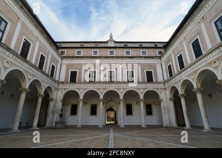 Veduta esterna del cortile del Palazzo Ducale di Urbino, antica residenza rinascimentale dei duchi di Montefeltro Foto Stock