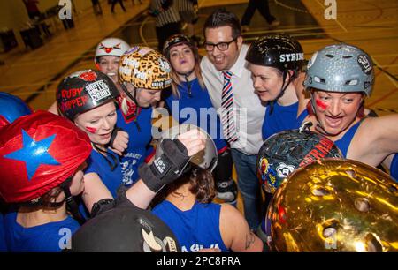 Dopo una squadra di roller derby bout, i Bristol Harbour Harlots festeggiano la vittoria Foto Stock