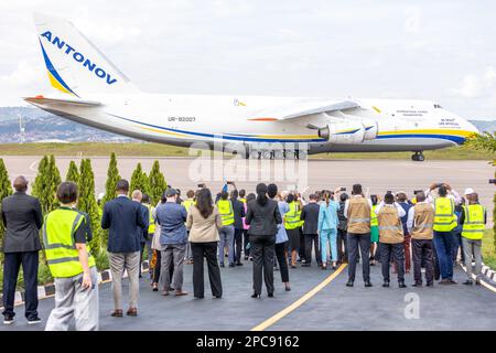 Kigali, Ruanda. 12th Apr, 2023. Un Antonov 124-100m con l'iscrizione "Be Brave Like Mykolaiv" atterra all'aeroporto internazionale con speciali container Biontech a bordo. L'arrivo dei primi contenitori speciali in Ruanda porta la produzione di vaccini della società di Magonz Biontech sul suolo africano un po' più vicina. Secondo Biontech, sono arrivati in aereo sei contenitori speciali per spedizioni. I sei contenitori formeranno un cosiddetto 'BioNTainer', un'unità di produzione modulare, in un salone di un sito Biontech in una zona economica speciale a Kigali. Credit: Jean Bizi/dpa/Alamy Live News Foto Stock