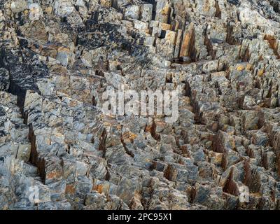 Strati di roccia, il paesaggio di pietra a motivi di forma landform. Particolare della struttura di una roccia. Una fotografia a cornice completa di una formazione rocciosa Foto Stock