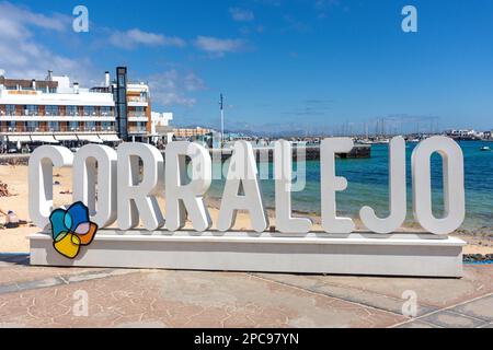 Grande segno Corralego a Playa de Corralejo Viejo, Corralejo, Fuerteventura, Isole Canarie, Regno di Spagna Foto Stock