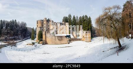 Europa, Lussemburgo, Grevenmacher, Castello di Beaufort con neve d'inverno Foto Stock