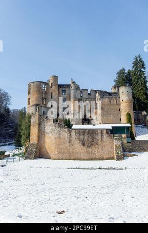 Europa, Lussemburgo, Grevenmacher, Beaufort Castello (Chateau de Beaufort) in inverno Foto Stock