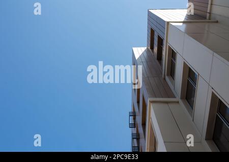vista dal basso di un edificio a più piani e dello sfondo del cielo. Foto Stock
