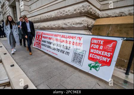 Londra, Regno Unito. 13th Mar, 2023. Save Debt Advice Services protesta organizzata dall'Unione unita al di fuori del Tesoro. Credit: Guy Bell/Alamy Live News Foto Stock