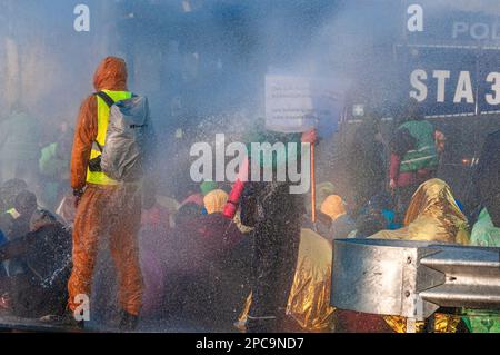 Un camion di cannone spara l'acqua verso i dimostranti durante la dimostrazione. Extinction Rebellion ha organizzato un blocco sull'autostrada A12 a l'Aia questo pomeriggio, nonostante un divieto da parte del comune. La polizia è intervenuta dopo la scadenza delle 5. Intorno alle 5:10 la polizia cominciò a rompere la manifestazione. Il cosiddetto “getto di rana” del canone d’acqua tedesco è stato utilizzato per disperdere i manifestanti durante il loro sit-down; questo ha avuto un effetto molto scarso poiché la maggior parte sono stati preparati per un evento del genere. Secondo Extinction Rebellion, più di 3.000 manifestanti sono stati coinvolti nel blocco Foto Stock