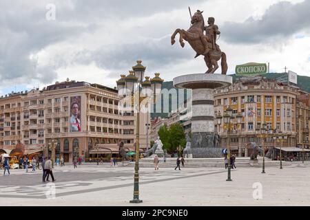 Skopje, Macedonia settentrionale - 20 2019 maggio: Fontana di Alessandro Magno nel mezzo di Piazza Macedonia, la piazza principale della capitale della Repubblica Foto Stock