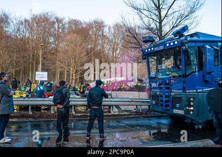 Un camion di cannone spara l'acqua verso i dimostranti durante la dimostrazione. Extinction Rebellion ha organizzato un blocco sull'autostrada A12 a l'Aia questo pomeriggio, nonostante un divieto da parte del comune. La polizia è intervenuta dopo la scadenza delle 5. Intorno alle 5:10 la polizia cominciò a rompere la manifestazione. Il cosiddetto “getto di rana” del canone d’acqua tedesco è stato utilizzato per disperdere i manifestanti durante il loro sit-down; questo ha avuto un effetto molto scarso poiché la maggior parte sono stati preparati per un evento del genere. Secondo Extinction Rebellion, più di 3.000 manifestanti sono stati coinvolti nel blocco Foto Stock