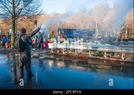 Un camion di cannone spara l'acqua verso i dimostranti durante la dimostrazione. Extinction Rebellion ha organizzato un blocco sull'autostrada A12 a l'Aia questo pomeriggio, nonostante un divieto da parte del comune. La polizia è intervenuta dopo la scadenza delle 5. Intorno alle 5:10 la polizia cominciò a rompere la manifestazione. Il cosiddetto “getto di rana” del canone d’acqua tedesco è stato utilizzato per disperdere i manifestanti durante il loro sit-down; questo ha avuto un effetto molto scarso poiché la maggior parte sono stati preparati per un evento del genere. Secondo Extinction Rebellion, più di 3.000 manifestanti sono stati coinvolti nel blocco Foto Stock