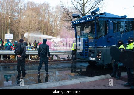 Un camion di cannone spara l'acqua verso i dimostranti durante la dimostrazione. Extinction Rebellion ha organizzato un blocco sull'autostrada A12 a l'Aia questo pomeriggio, nonostante un divieto da parte del comune. La polizia è intervenuta dopo la scadenza delle 5. Intorno alle 5:10 la polizia cominciò a rompere la manifestazione. Il cosiddetto “getto di rana” del canone d’acqua tedesco è stato utilizzato per disperdere i manifestanti durante il loro sit-down; questo ha avuto un effetto molto scarso poiché la maggior parte sono stati preparati per un evento del genere. Secondo Extinction Rebellion, più di 3.000 manifestanti sono stati coinvolti nel blocco Foto Stock