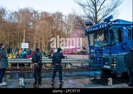 Un camion di cannone spara l'acqua verso i dimostranti durante la dimostrazione. Extinction Rebellion ha organizzato un blocco sull'autostrada A12 a l'Aia questo pomeriggio, nonostante un divieto da parte del comune. La polizia è intervenuta dopo la scadenza delle 5. Intorno alle 5:10 la polizia cominciò a rompere la manifestazione. Il cosiddetto “getto di rana” del canone d’acqua tedesco è stato utilizzato per disperdere i manifestanti durante il loro sit-down; questo ha avuto un effetto molto scarso poiché la maggior parte sono stati preparati per un evento del genere. Secondo Extinction Rebellion, più di 3.000 manifestanti sono stati coinvolti nel blocco Foto Stock