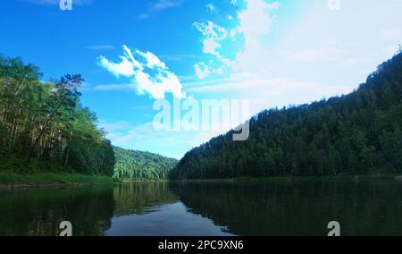 Geografia, potamologia. Siberia centrale (parte sud). Panorama di fiumi potenti e foreste di taiga, estate, tipica orografia coniforme collinare (picco calvo Foto Stock