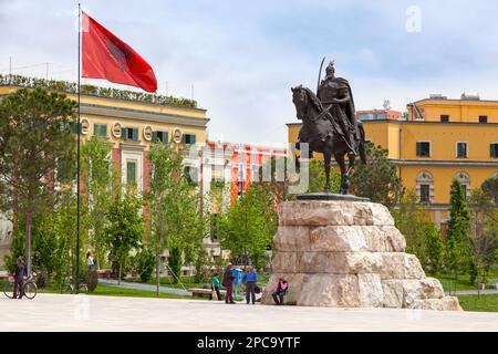 Tirana, Albania - Aprile 24 2019: Il Monumento di Skanderbeg è un monumento in Piazza Skanderbeg che ricorda Skanderbeg, l'eroe nazionale in Albania Foto Stock