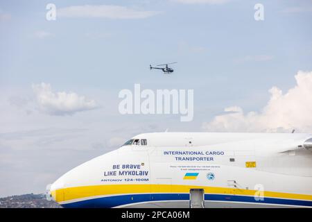 Kigali, Ruanda. 12th Apr, 2023. Un Antonov 124-100m con l'iscrizione "Be Brave Like Mykolaiv" atterra all'aeroporto internazionale con speciali container Biontech a bordo. L'arrivo dei primi contenitori speciali in Ruanda porta la produzione di vaccini della società di Magonz Biontech sul suolo africano un po' più vicina. Secondo Biontech, sono arrivati in aereo sei contenitori speciali per spedizioni. I sei contenitori formeranno un cosiddetto 'BioNTainer', un'unità di produzione modulare, in un salone di un sito Biontech in una zona economica speciale a Kigali. Credit: Jean Bizi/dpa/Alamy Live News Foto Stock