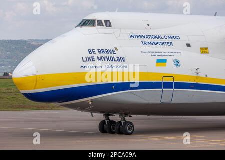 Kigali, Ruanda. 12th Apr, 2023. Un Antonov 124-100m con l'iscrizione "Be Brave Like Mykolaiv" atterra all'aeroporto internazionale con speciali container Biontech a bordo. L'arrivo dei primi contenitori speciali in Ruanda porta la produzione di vaccini della società di Magonz Biontech sul suolo africano un po' più vicina. Secondo Biontech, sono arrivati in aereo sei contenitori speciali per spedizioni. I sei contenitori formeranno un cosiddetto 'BioNTainer', un'unità di produzione modulare, in un salone di un sito Biontech in una zona economica speciale a Kigali. Credit: Jean Bizi/dpa/Alamy Live News Foto Stock