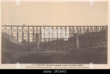 Ponte ferroviario militare su Potomac Creek, Aquia Creek e Fredericksburgh Railroad. Costruito da U.S.M.R.R. Corpo di costruzione in 40 ore. Titolo trascritto dall'articolo, n. 268, altre copie elaborate come LOTTO 11486 e LOTTO 4336, in: United States Military rail Road photographic album, pagina 89. Ponti ferroviari, Virginia, 1860-1870, Stati Uniti, Storia, Guerra civile, 1861-1865, Ingegneria e costruzione, Unione. Foto Stock