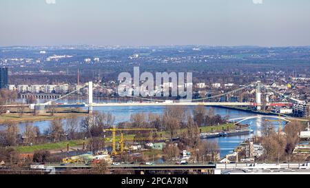 Mülheimer ponte che raduna persone sul fiume Reno a Colonia Foto Stock