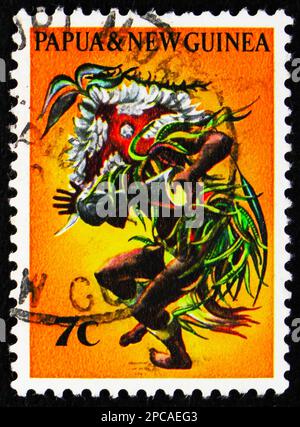 MOSCA, RUSSIA - 15 FEBBRAIO 2023: Francobollo stampato in Papua Nuova Guinea mostra Siaa Dancer, serie di ballerini nativi, circa 1971 Foto Stock