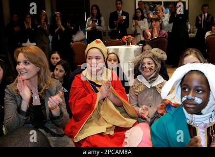 I bambini vestiti da personaggi di Alice nel Paese delle Meraviglie al  Ragamuffin Parade di Bay Ridge a Brooklyn, New York Foto stock - Alamy