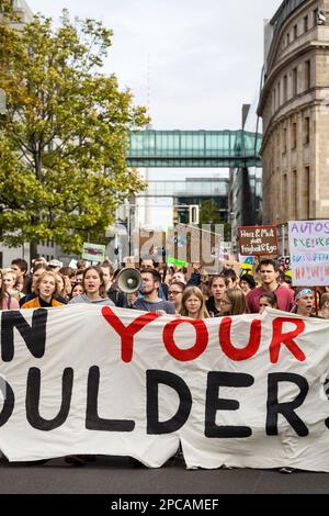 Berlino, Germania 9/20/2019 Giovani prendere per le strade in un Global Strike protestando il cambiamento climatico. Venerdì per la futura manifestazione a Berlino. Foto Stock