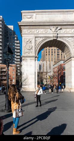 Donna che fotografa un'altra a Washington Square, Manhattan, New York City, USA Foto Stock