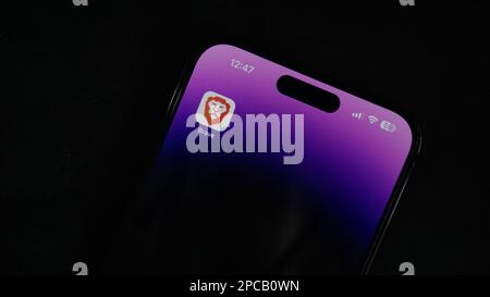 Brave browser Mobile Application sullo schermo massimo di iPhone 14 Pro. Primo piano del telefono Studio Shot sullo sfondo scuro. Foto Stock