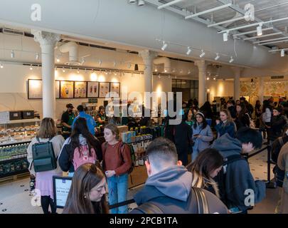 Lunga fila nella trafficata caffetteria Starbucks, New York University, 45 West 4th Street, New York, NY 10012, Stati Uniti Foto Stock